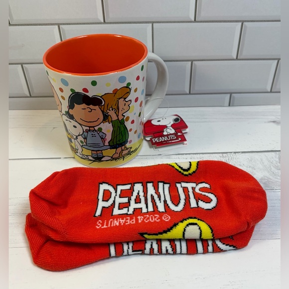 Peanuts Size:17 oz  Coffee Cup/Socks  Great for Gift 🎁 Super Cute! - Picture 1 of 9